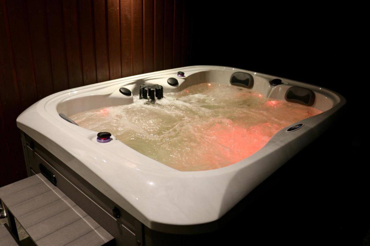 شقة Frances' Sketch Pad With Hot Tub فورت ويليام المظهر الخارجي الصورة